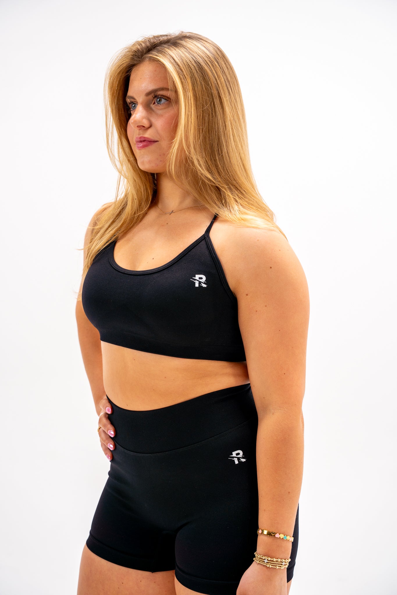 Velora Shorts 4'