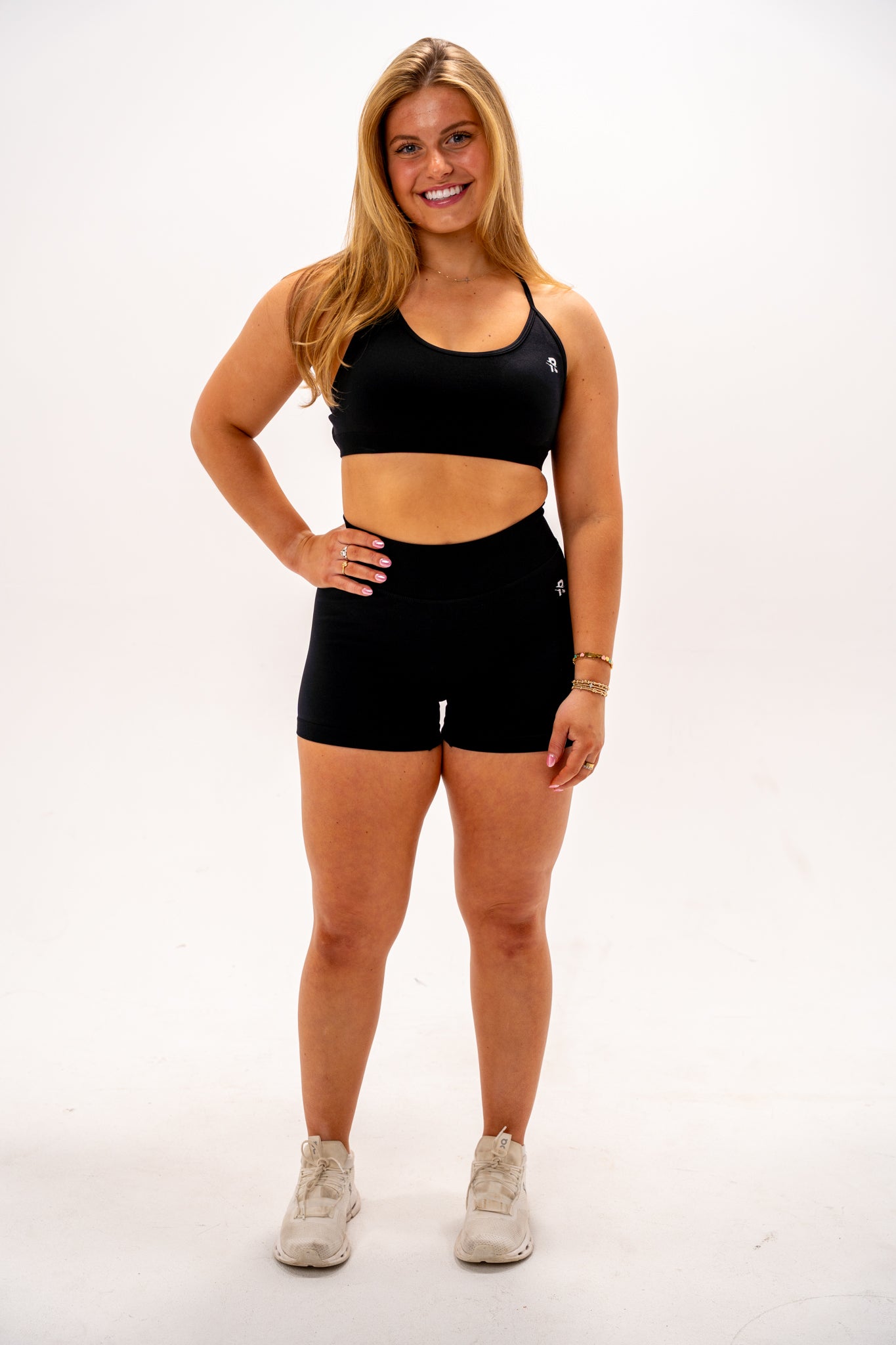 Velora Shorts 4'